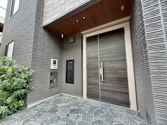 物件外観写真2　(エントランス部分)