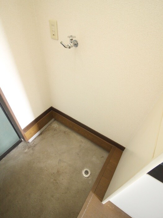 物件内観写真12　(洗濯機置場)