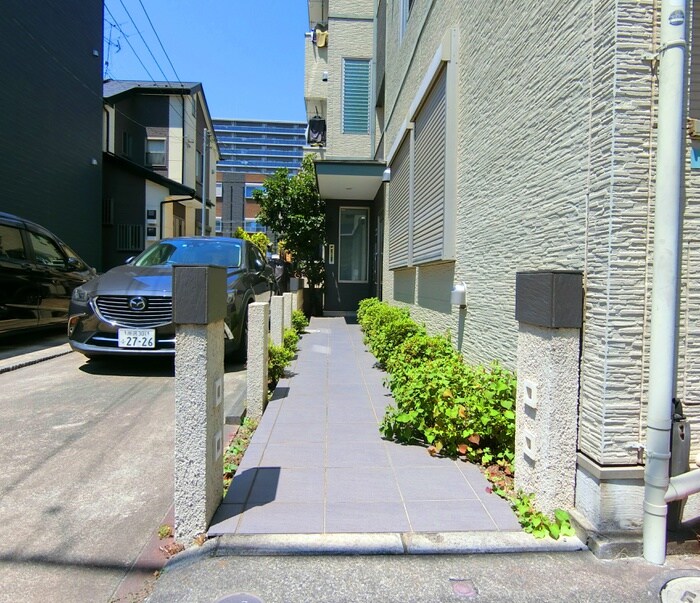 物件外観写真3　(エントランス部分)