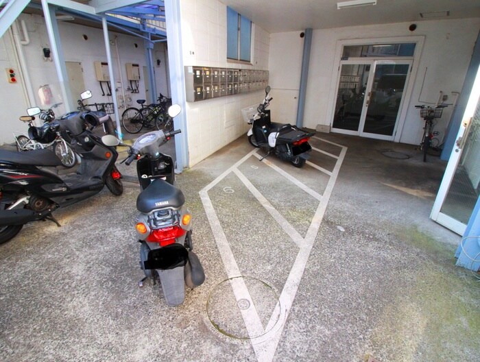 物件外観写真2　(バイク置き場)