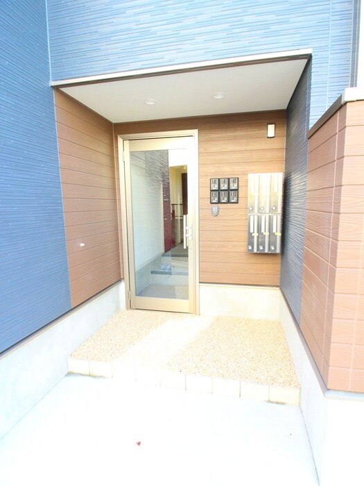 物件外観写真3　(エントランス部分)