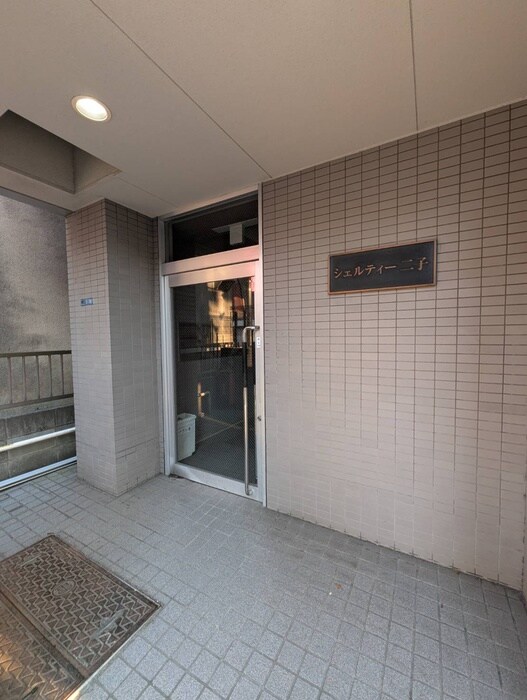 物件外観写真3　(エントランス部分)