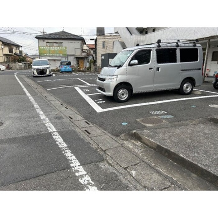 物件外観写真3　(駐車場)