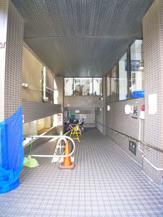 物件外観写真3　(エントランス部分)