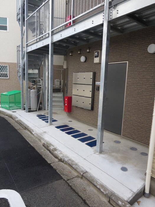 物件外観写真6　(エントランス部分)
