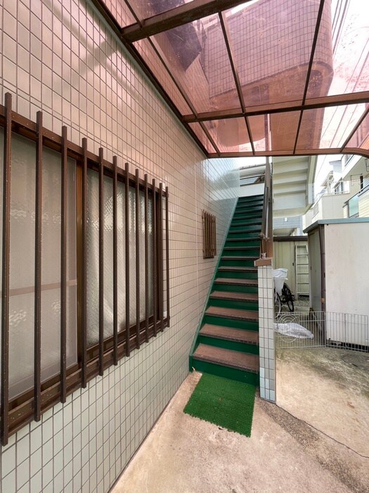 物件外観写真2　(エントランス部分)