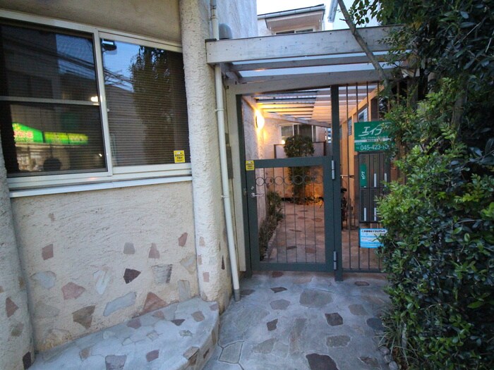 物件外観写真4　(エントランス部分)