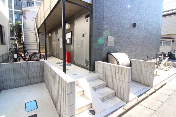 物件外観写真3　(エントランス部分)