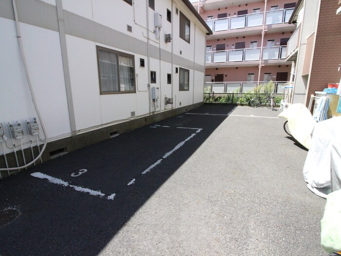 物件外観写真5　(駐車場)