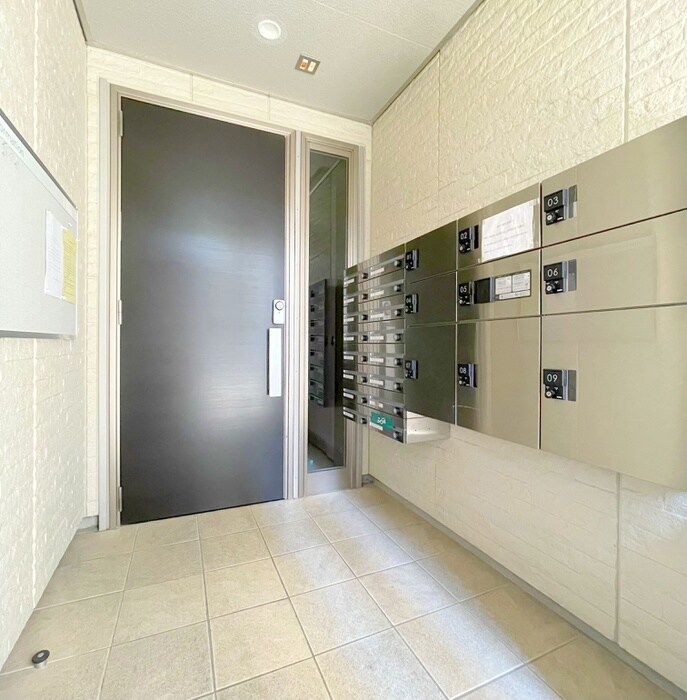 物件外観写真4　(エントランス部分)