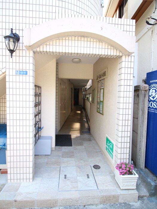 物件外観写真4　(エントランス部分)