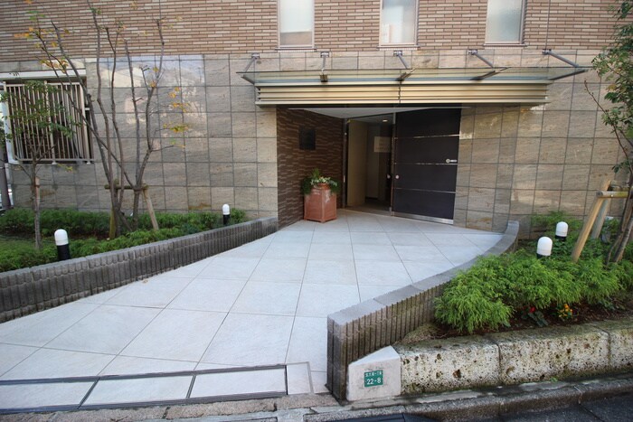 物件外観写真6　(エントランス部分)