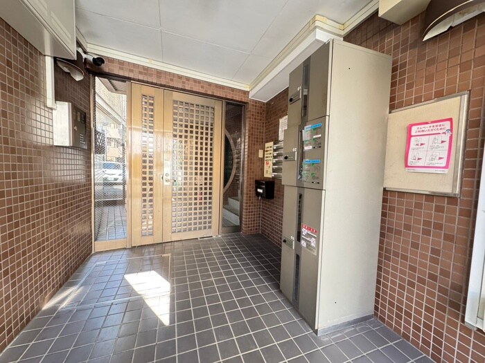 物件外観写真4　(エントランス部分)