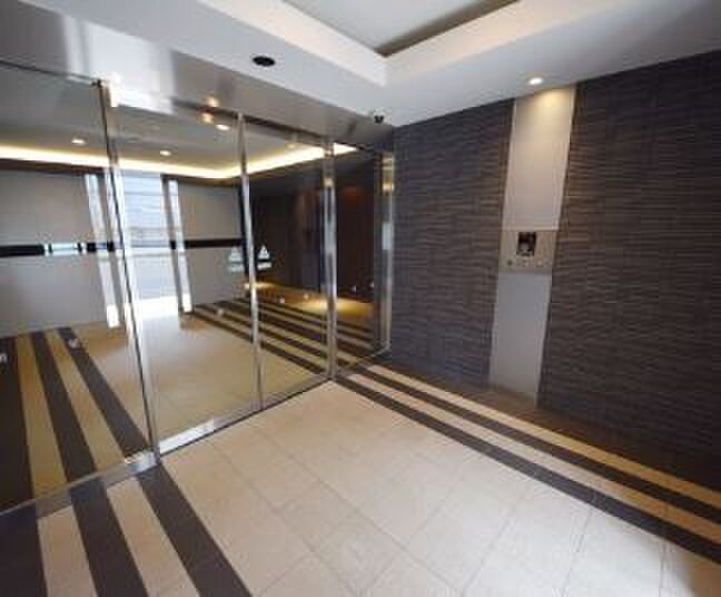 物件外観写真2　(エントランス部分)