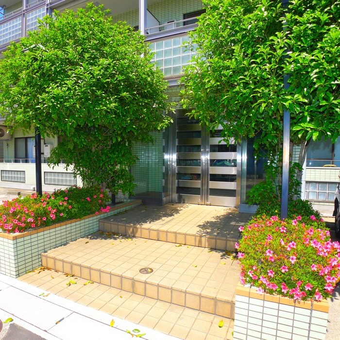 物件外観写真3　(エントランス部分)