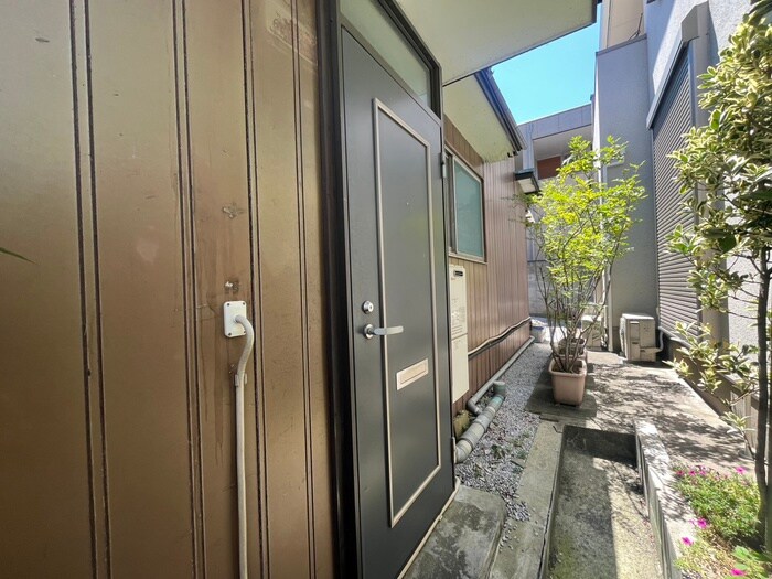 物件外観写真5　(エントランス部分)