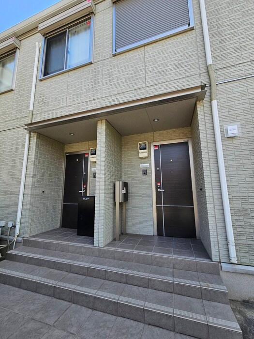 物件外観写真3　(エントランス部分)