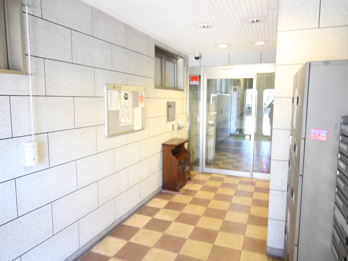 物件外観写真4　(エントランス部分)