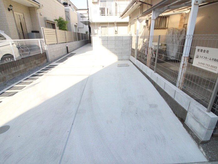 物件外観写真2　(駐車場)