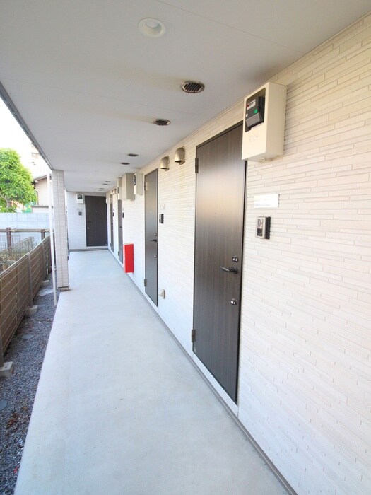 物件外観写真3　(エントランス部分)