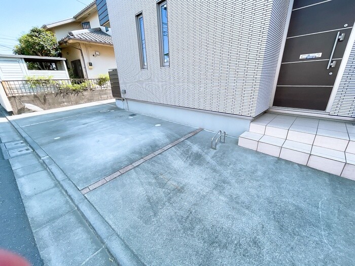 物件外観写真3　(駐車場)