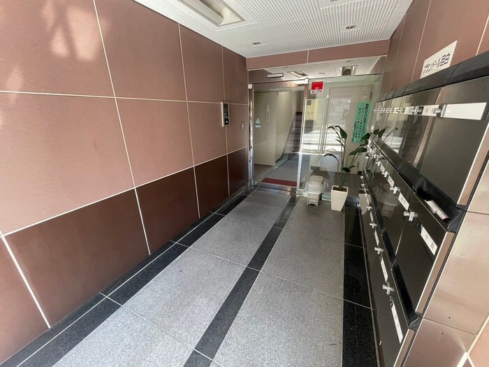 物件外観写真6　(エントランス部分)