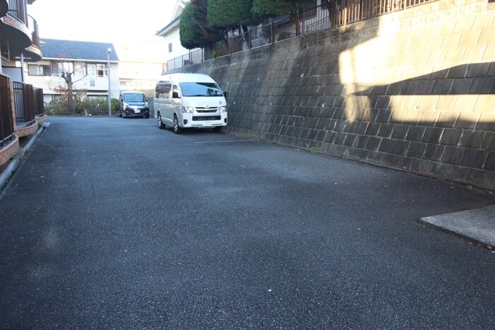 物件外観写真5　(駐車場)