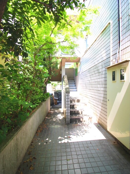 物件外観写真3　(エントランス部分)