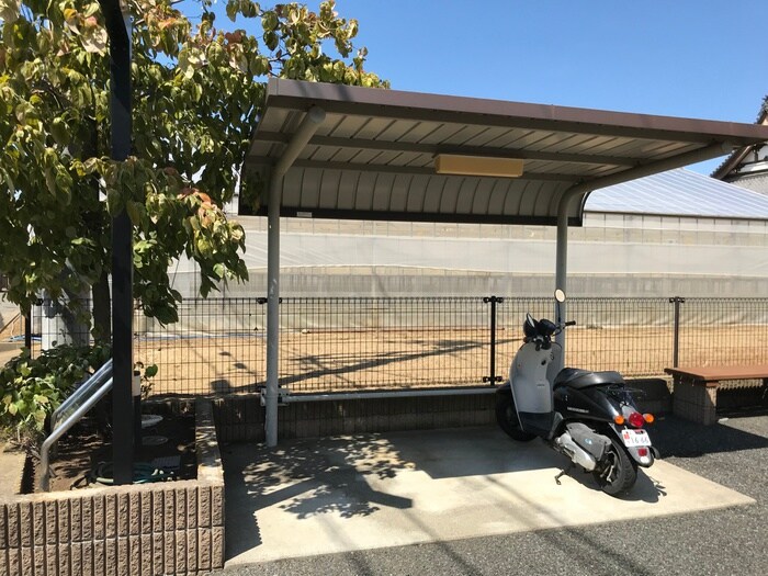 物件外観写真4　(駐輪場)