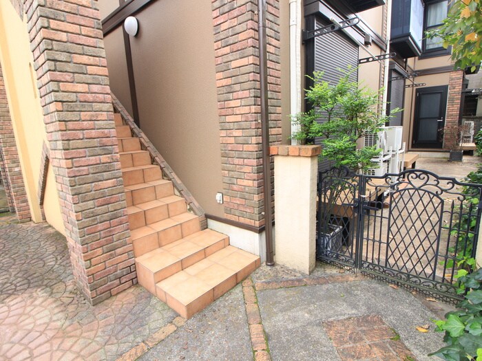 物件外観写真3　(エントランス部分)