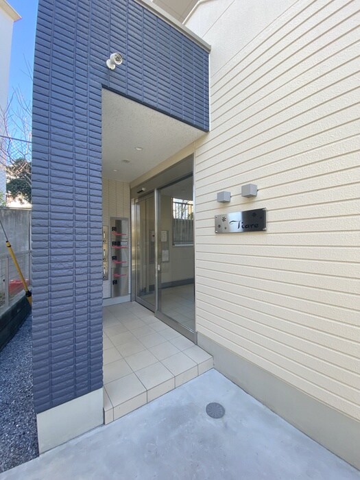 物件外観写真3　(エントランス部分)