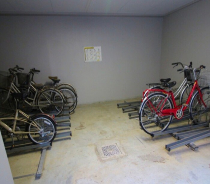 物件外観写真4　(駐輪場)