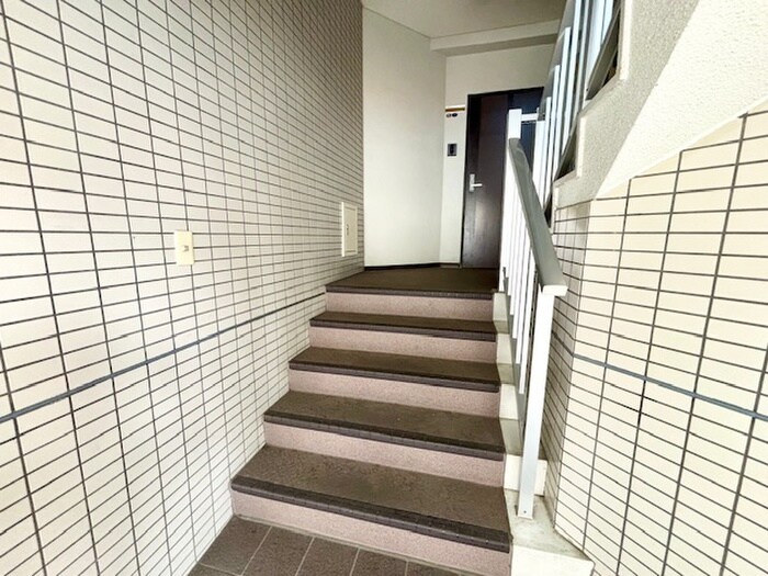 物件外観写真6　(エントランス部分)