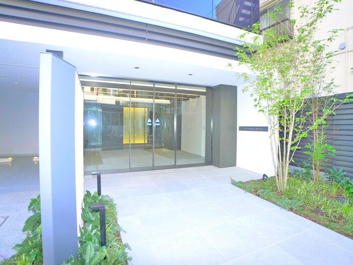 物件外観写真2　(エントランス部分)