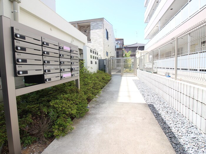 物件外観写真2　(エントランス部分)