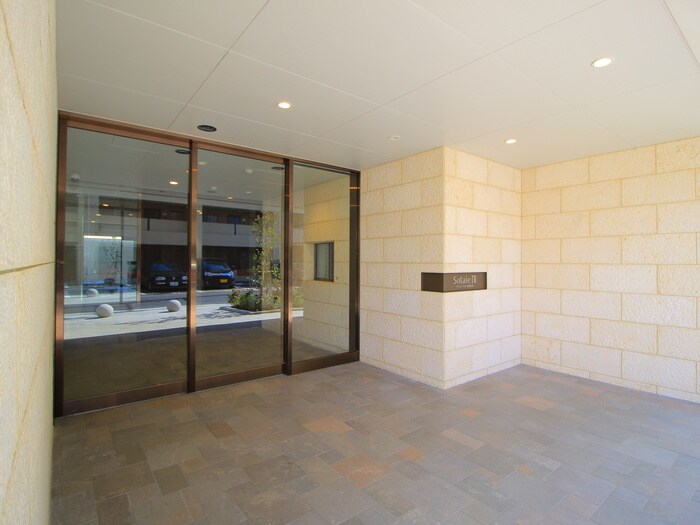 物件外観写真3　(エントランス部分)