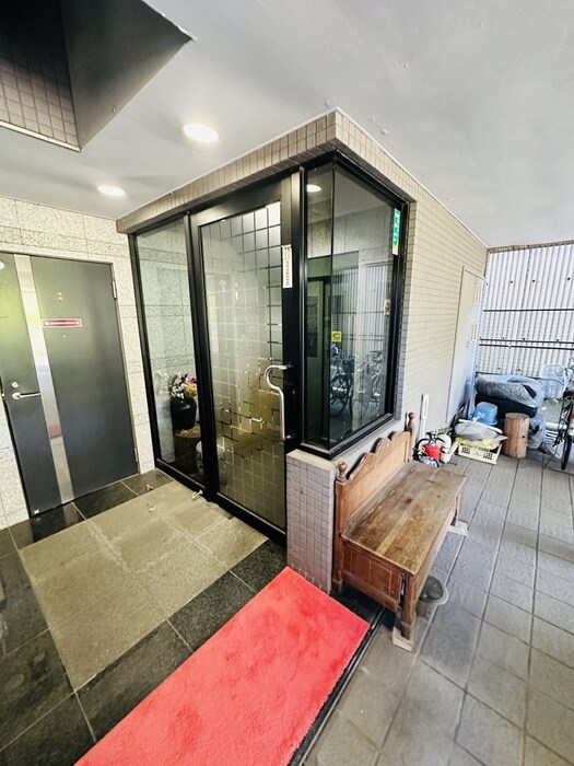 物件外観写真2　(エントランス部分)