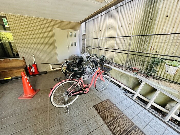 物件外観写真4　(駐輪場)