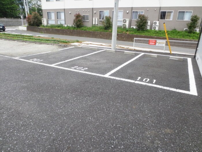 物件外観写真2　(駐車場)