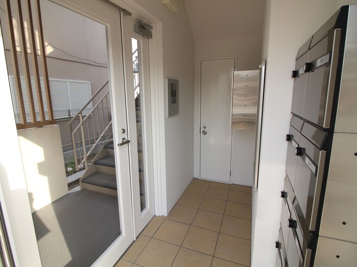 物件外観写真6　(エントランス部分)