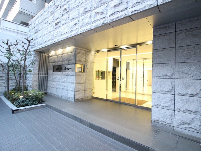 物件外観写真2　(エントランス部分)