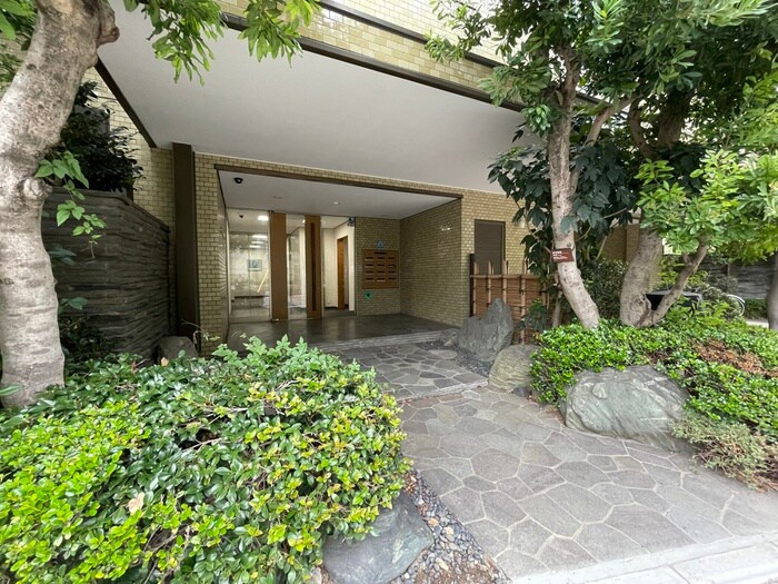 物件外観写真4　(エントランス部分)