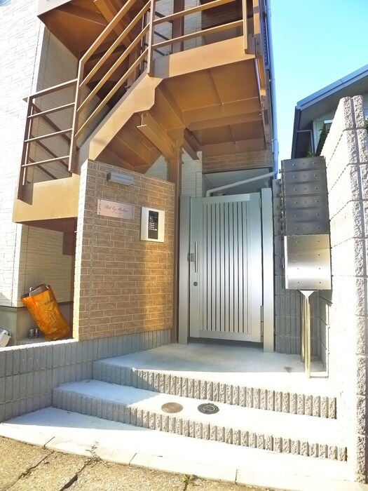 物件外観写真3　(エントランス部分)