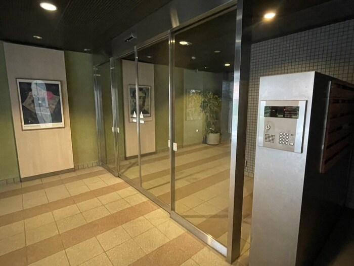 物件外観写真4　(エントランス部分)