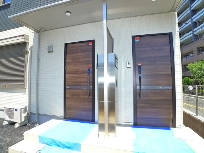 物件外観写真3　(エントランス部分)