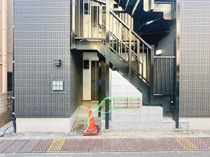 物件外観写真3　(エントランス部分)