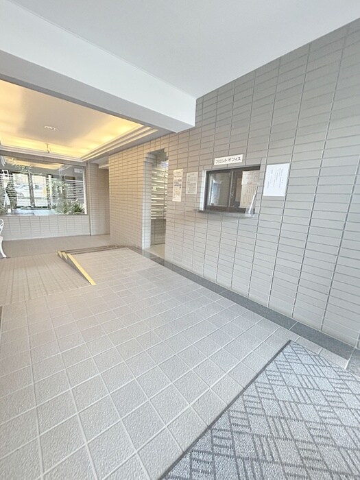 物件外観写真4　(エントランス部分)