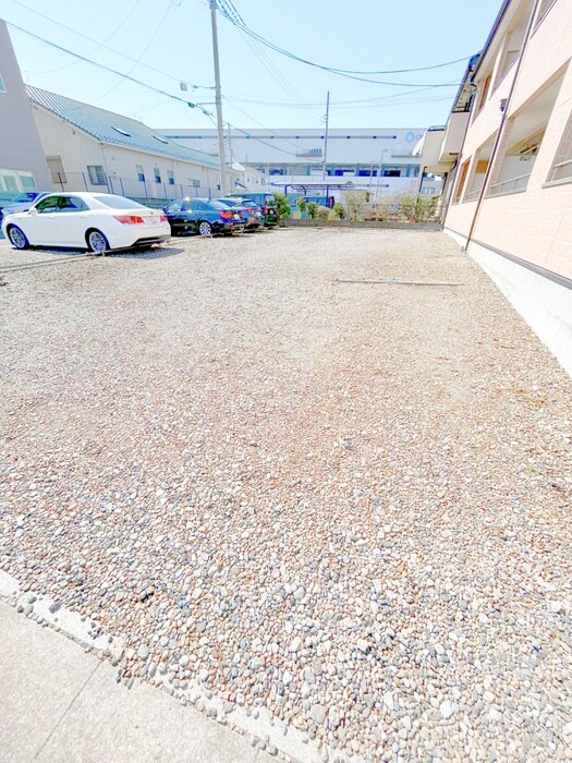 物件外観写真3　(駐車場)