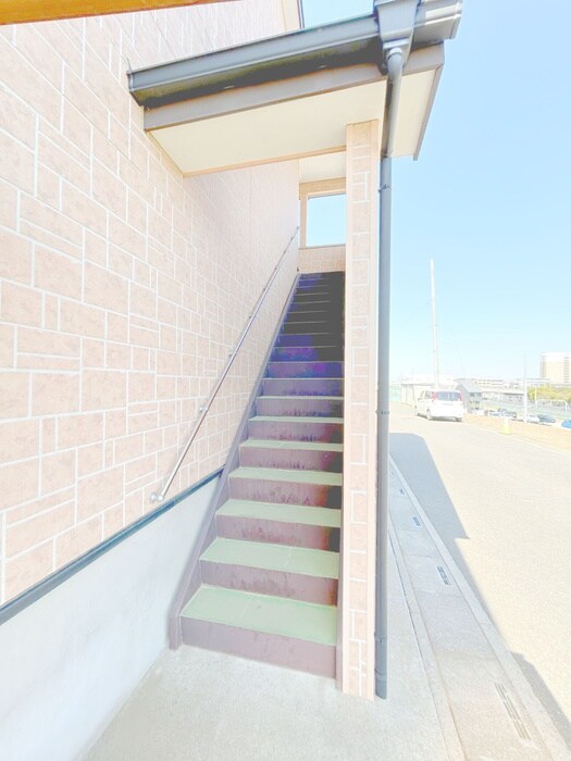 物件外観写真4　(エントランス部分)