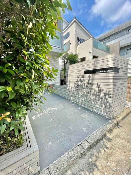 物件外観写真3　(エントランス部分)